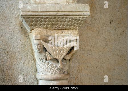 Plaimpied-Givaudins, Kirche Saint-Martin aus dem Jahr 1080, Kapitän mit zwei Pelikanen mit verschlungenen Hälsen Stockfoto