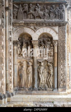 Moissac, Abtei Saint-Pierre, Portal der Klosterkirche, rechtes Gewänderelief: Die Stadt Sotine und der Sturm der Idole, Flucht nach Ägypten und Darste Stockfoto