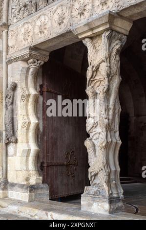 Moissac, Abtei Saint-Pierre, Portal der Klosterkirche, Südportal, Trumeau mit Prophet Jeremias Stockfoto