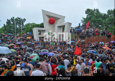 In den Räumlichkeiten des Sylhet Martyr Monuments feierten die Menschen in einer fröhlichen Prozession durch die Stadt Sylhet, um den Untergang der Regierung des Premierministers von Bangladesch SHEIKH HASINA zu feiern. Sylhet, Bangladesch. Stockfoto