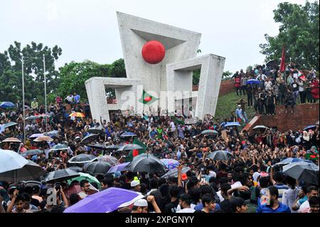 In den Räumlichkeiten des Sylhet Martyr Monuments feierten die Menschen in einer fröhlichen Prozession durch die Stadt Sylhet, um den Untergang der Regierung des Premierministers von Bangladesch SHEIKH HASINA zu feiern. Sylhet, Bangladesch. Stockfoto