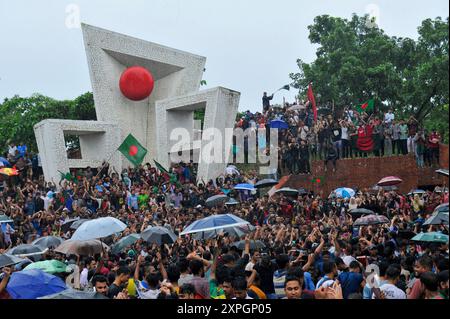 In den Räumlichkeiten des Sylhet Martyr Monuments feierten die Menschen in einer fröhlichen Prozession durch die Stadt Sylhet, um den Untergang der Regierung des Premierministers von Bangladesch SHEIKH HASINA zu feiern. Sylhet, Bangladesch. Stockfoto