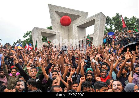 In den Räumlichkeiten des Sylhet Martyr Monuments feierten die Menschen in einer fröhlichen Prozession durch die Stadt Sylhet, um den Untergang der Regierung des Premierministers von Bangladesch SHEIKH HASINA zu feiern. Sylhet, Bangladesch. Stockfoto