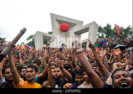 In den Räumlichkeiten des Sylhet Martyr Monuments feierten die Menschen in einer fröhlichen Prozession durch die Stadt Sylhet, um den Untergang der Regierung des Premierministers von Bangladesch SHEIKH HASINA zu feiern. Sylhet, Bangladesch. Stockfoto