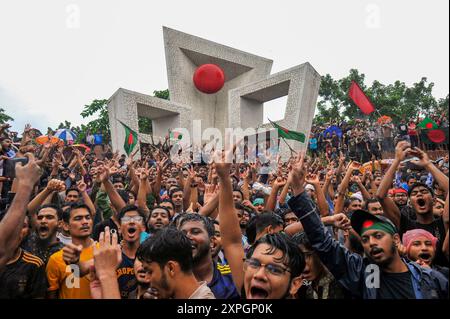 In den Räumlichkeiten des Sylhet Martyr Monuments feierten die Menschen in einer fröhlichen Prozession durch die Stadt Sylhet, um den Untergang der Regierung des Premierministers von Bangladesch SHEIKH HASINA zu feiern. Sylhet, Bangladesch. Stockfoto