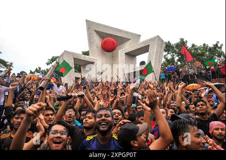 In den Räumlichkeiten des Sylhet Martyr Monuments feierten die Menschen in einer fröhlichen Prozession durch die Stadt Sylhet, um den Untergang der Regierung des Premierministers von Bangladesch SHEIKH HASINA zu feiern. Sylhet, Bangladesch. Stockfoto