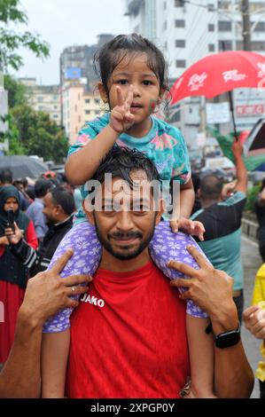 Menschen feiern in fröhlicher Prozession durch die Stadt Sylhet, um den Untergang der Regierung von Bangladesch-Premierminister SCHEICH HASINA zu feiern. Sylhet, Bangladesch. Stockfoto