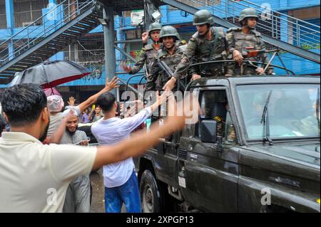 Menschen feiern in fröhlicher Prozession durch die Stadt Sylhet, um den Untergang der Regierung von Bangladesch-Premierminister SCHEICH HASINA zu feiern. Sylhet, Bangladesch. Stockfoto