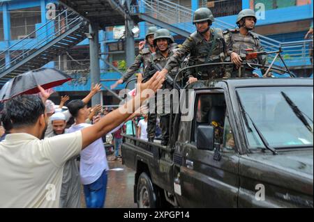 Menschen feiern in fröhlicher Prozession durch die Stadt Sylhet, um den Untergang der Regierung von Bangladesch-Premierminister SCHEICH HASINA zu feiern. Sylhet, Bangladesch. Stockfoto