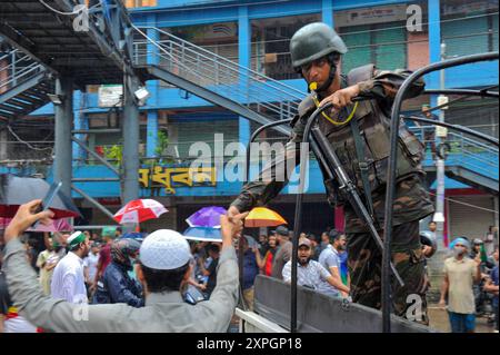 Menschen feiern in fröhlicher Prozession durch die Stadt Sylhet, um den Untergang der Regierung von Bangladesch-Premierminister SCHEICH HASINA zu feiern. Sylhet, Bangladesch. Stockfoto