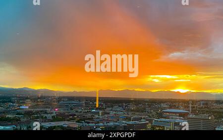 Blick auf einen Sonnenuntergang über den Rocky Mountains von Denver Colorado, aufgenommen von oben. Stockfoto