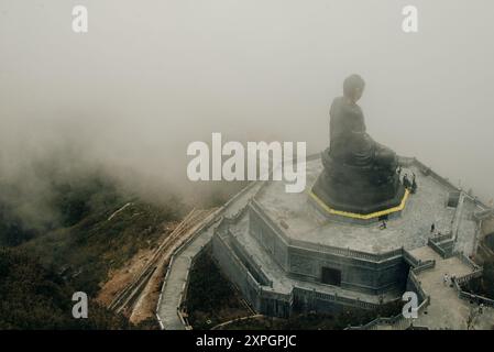 Blick auf den Gipfel des Fansipan auf einer Höhe von 3143 m in Sa Pa Stadt, Lao Cai Provinz, Vietnam. Hochwertige Fotos Stockfoto