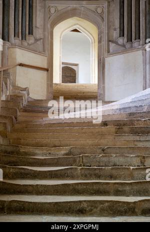 Brunnen, Kathedrale, Kathedrale, Treppe zum Kapitelhaus und Vikar' close, Treppe zum Kapitelsaal, Blick nach Nordosten Stockfoto