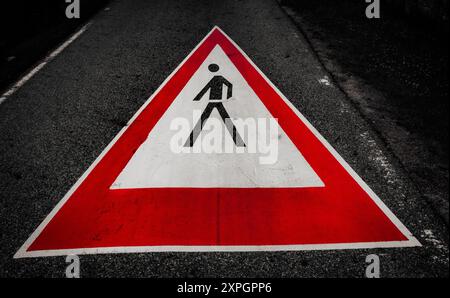 Achten Sie auf das Straßenschild für Fußgänger Stockfoto