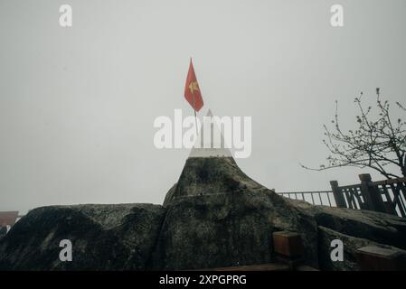 Blick auf den Gipfel des Fansipan auf einer Höhe von 3143 m in Sa Pa Stadt, Lao Cai Provinz, Vietnam. Hochwertige Fotos Stockfoto