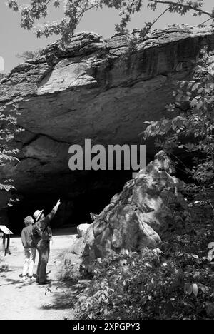 Kaukasisches Paar im Alter von 50 bis 55 Jahren erkundet die Rock House Cave im Petit Jean State Park in der Nähe von Morrilton, Arkansas, USA. Stockfoto