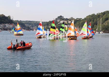 Schlauchboote der Fowey River-Klasse fahren im Fowey Harbour. Sicherheitsboot zur Hand. Stockfoto