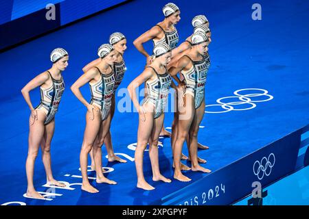 Paris, Frankreich. August 2024. Athleten des französischen Teams treten im technischen Finale der künstlerischen Schwimmmannschaft während der Olympischen Spiele 2024 im Aquatics Centre in Paris (Frankreich) am 5. August 2024 an. Quelle: Insidefoto di andrea staccioli/Alamy Live News Stockfoto