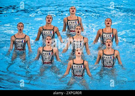 Paris, Frankreich. August 2024. Athleten des französischen Teams treten im technischen Finale der künstlerischen Schwimmmannschaft während der Olympischen Spiele 2024 im Aquatics Centre in Paris (Frankreich) am 5. August 2024 an. Quelle: Insidefoto di andrea staccioli/Alamy Live News Stockfoto