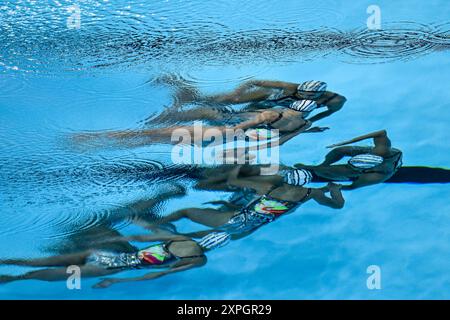 Paris, Frankreich. August 2024. Athleten des französischen Teams treten im technischen Finale der künstlerischen Schwimmmannschaft während der Olympischen Spiele 2024 im Aquatics Centre in Paris (Frankreich) am 5. August 2024 an. Quelle: Insidefoto di andrea staccioli/Alamy Live News Stockfoto