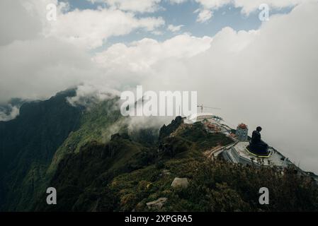 Blick auf den Gipfel des Fansipan auf einer Höhe von 3143 m in Sa Pa Stadt, Lao Cai Provinz, Vietnam. Hochwertige Fotos Stockfoto