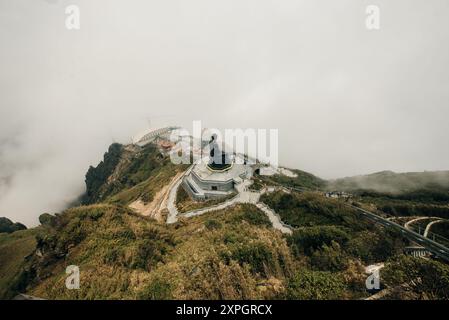 Blick auf den Gipfel des Fansipan auf einer Höhe von 3143 m in Sa Pa Stadt, Lao Cai Provinz, Vietnam. Hochwertige Fotos Stockfoto