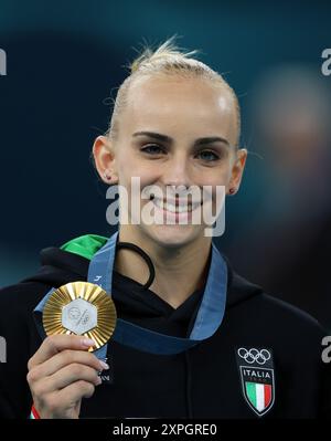 PARIS, FRANKREICH - 05. AUGUST: D'AMATO Alice von Italien mit der Goldmedaille für das Finale der Frauen-Balancestrahlen am 10. Tag der Olympischen Spiele Paris 2024 in der Bercy Arena am 5. August 2024 in Paris, Frankreich. © diebilderwelt / Alamy Stock Stockfoto