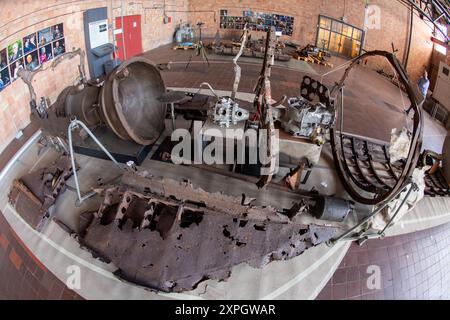 06. August 2024, Mecklenburg-Vorpommern, Peenemünde: In der Turbinenhalle des Kraftwerks im Historischen und Technischen Museum Peenemünde (HTM) wird derzeit eine V2-Rakete in Bruchstücken von Originalfunden erzeugt. Es soll Teil der neuen Dauerausstellung als große Ausstellung werden. Die Bauteile – oft gebogene und rostfreie Stahlfragmente – stammen hauptsächlich aus verschiedenen Entwicklungsstufen und Testserien der Rakete, die als A4 (Aggregat 4) gefertigt wurde. Diese wurden im historischen Bereich der Peenemünde-Testplätze gefunden. Foto: Stefan sauer/dpa Stockfoto