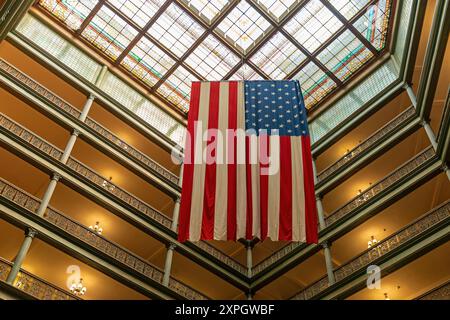 Inneres des Denver Brown Palace Hotel mit amerikanischer Flagge, Denver, Colorado, USA. Stockfoto