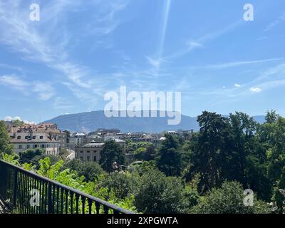 Aussichtspunkt von der Promenade de la Treille mit Blick auf die Stadt Genf. Am Rande der Altstadt, ein Panoramablick auf die Stadt. Stockfoto