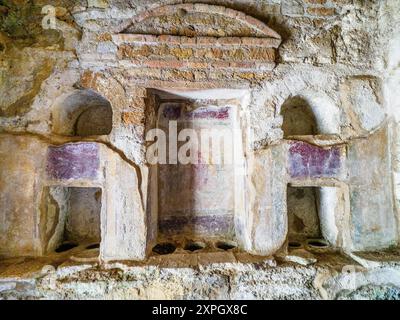 Dekorierte Grabnischen eines Grabgebäudes in der Nekropole Portus in der Isola Sacra. Die Nekropole entwickelte sich zwischen dem Ende des 1. Und 4. Jahrhunderts n. Chr. an den Seiten der Via Flavia - Fiumicino, Rom, Italien Stockfoto