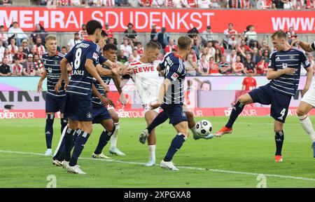 Tim Lemperle (Köln), Daniel Elfadli (Hamburg), Miro Muheim (Hamburg), Sebastian Schonlau (Hamburg), Köln, Deutschland, 02.08.2024, 2. Bundesliga, Spieltag 1, 1. FC Köln - Hamburger SV. DFL-VORSCHRIFTEN VERBIETEN DIE VERWENDUNG VON FOTOS ALS BILDSEQUENZEN UND/ODER QUASI-VIDEO Quelle: Jürgen Schwarz/Alamy Live News Stockfoto
