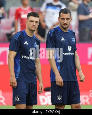 Noah Katterbach (Hamburg), Levin Öztunali (Hamburg), Köln, Deutschland, 02.08.2024, 2. Bundesliga, Spieltag 1, 1. FC Köln - Hamburger SV. DFL-VORSCHRIFTEN VERBIETEN DIE VERWENDUNG VON FOTOS ALS BILDSEQUENZEN UND/ODER QUASI-VIDEO Quelle: Jürgen Schwarz/Alamy Live News Stockfoto