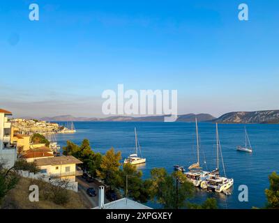 Ermioni, Griechenland - august 2021: Luftaufnahme des Yachthafens von Ermioni Stockfoto