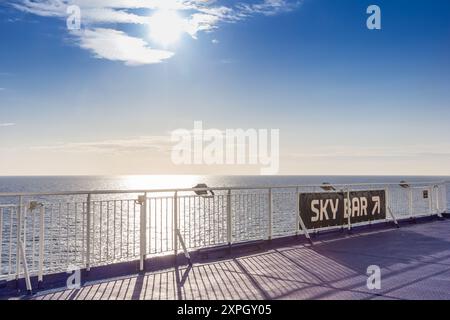 Schild, das auf die Sky Bar auf einem Kreuzschiff auf der Nordsee zeigt Stockfoto