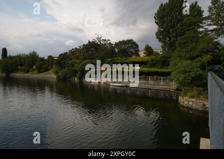 Die Alte Donau ist ein einzigartiges Naherholungsgebiet und auch als ökologische Nische von großer Bedeutung, Wien, August 2024 Stockfoto