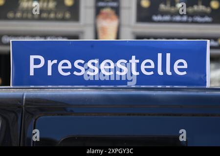 München, Deutschland. August 2024. Das Schild „Pressebüro“ ist auf einem Polizeiwagen angebracht. Quelle: Felix Hörhager/dpa/Alamy Live News Stockfoto