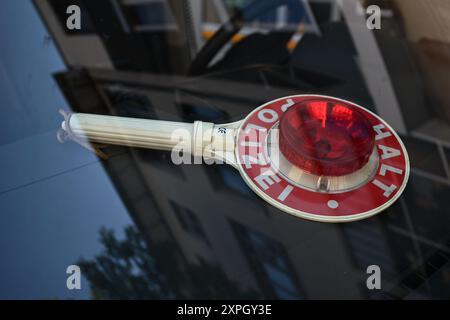 München, Deutschland. August 2024. Eine Polizeikelle liegt in einem Polizeibus. Quelle: Felix Hörhager/dpa/Alamy Live News Stockfoto