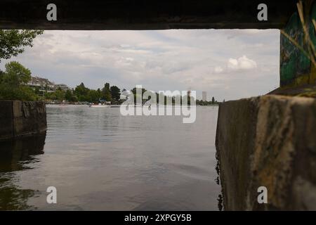 Die Alte Donau ist ein einzigartiges Naherholungsgebiet und auch als ökologische Nische von großer Bedeutung, Wien, August 2024 Stockfoto