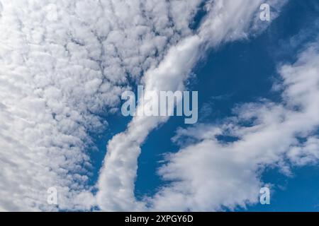 Wolken am blauen Himmel über der Insel Lanzarote, den Kanarischen Inseln, Spanien Stockfoto