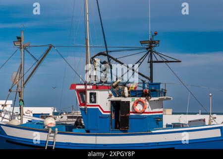 Fischerboot auf der Insel Graciosa vor Lanzarote, Kanarische Inseln, Spanien Stockfoto