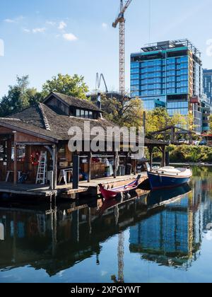 Seattle, USA - 4. Oktober 2018: Zentrum für Holzboote am Ufer des Lake Union, im Hintergrund werden neue Bauarbeiten durchgeführt Stockfoto