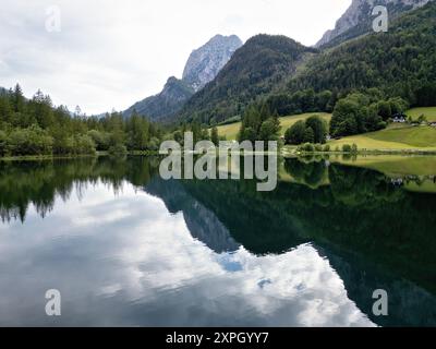 Waldsee Hintersee zwischen Bergen und Wald in Berchtesgaden, Bayern Stockfoto