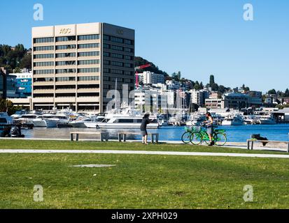 Seattle, USA - 4. Oktober 2018: Besucher genießen einen sonnigen Tag am Ufer im Lake Union Park Stockfoto