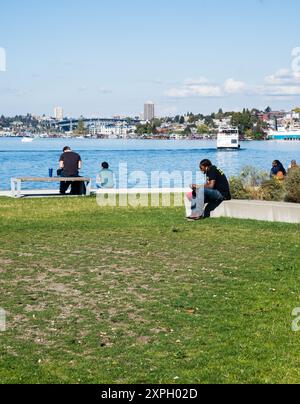 Seattle, USA - 4. Oktober 2018: Besucher genießen einen sonnigen Tag am Ufer im Lake Union Park Stockfoto