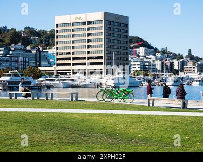 Seattle, USA - 4. Oktober 2018: Besucher genießen einen sonnigen Tag am Ufer im Lake Union Park Stockfoto