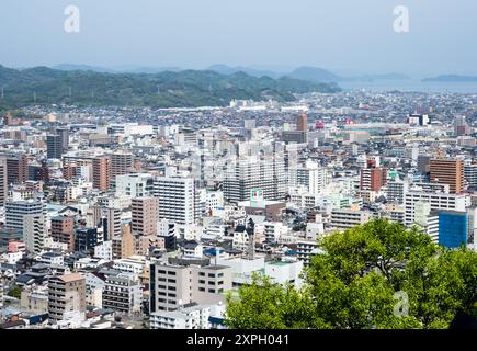 Matsuyama, Präfektur Ehime, Japan - 11. April 2018: Panoramablick auf die Stadt von der Spitze des Schlosses Matsuyama Stockfoto