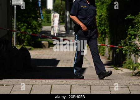 München, Deutschland. August 2024. Ein Polizist überquert eine Straße. Quelle: Felix Hörhager/dpa/Alamy Live News Stockfoto