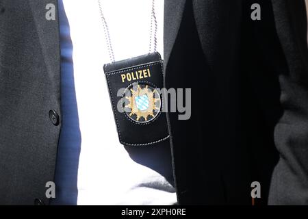 München, Deutschland. August 2024. Ein Polizist trägt ein Polizeiabzeichen um den Hals. Quelle: Felix Hörhager/dpa/Alamy Live News Stockfoto