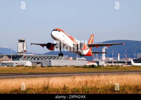 Easy Jet A320 Start, Symbolbild, EuroAirport Basel Mulhouse, Schweiz, Frankreich, Kennzeichen HB-JZR, Airbus 320-214, Passagiere, Reisen, Urlaub, Fluggesellschaft, Fliegen, Geschäftsflüge, Flugverkehr, Verbindung, International, Tower, Geschäftsflugzeug, Flugzeug, Abheben, Startbahn, EasyJet Basel EuroAirport Basel Mulhouse F Baden-Württemberg Frankreich *** Easy Jet A320 Take-off, symbolisches Bild, EuroAirport Basel Mulhouse, Schweiz, Frankreich, Kennzeichen HB JZR, Airbus 320 214, Passagiere, Reise, Urlaub, Fluggesellschaft, Fliegen, Geschäftsflüge, Flugverkehr, Verbindung, International, Tower, Business Stockfoto